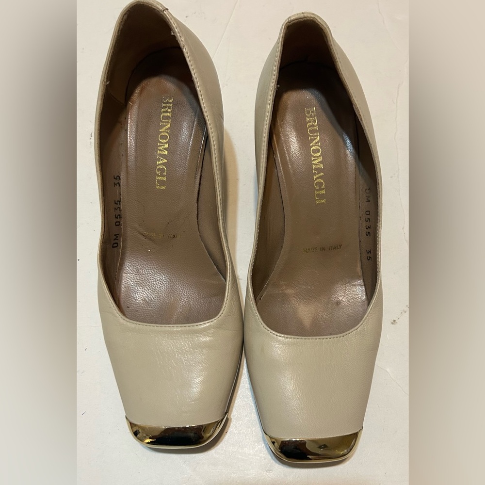 Bruno Magli Italy Women's Heels Size 4.5 
Beige Leather Luxury
Dress Shoes